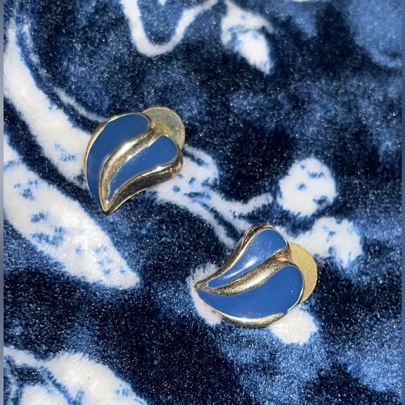 Vintage 1960-70’s Signed Trifari Enamel and Gold Tone Earrings - Picture 2 of 5